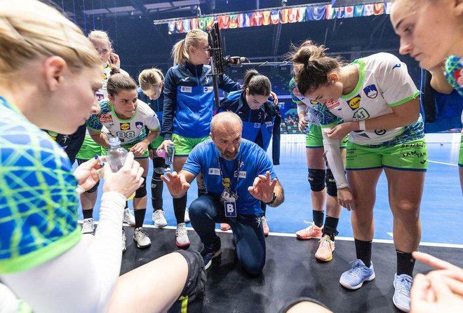 Dragan Adžić verjame v dober odpor Slovenk. FOTO: IHF/Kolektiff