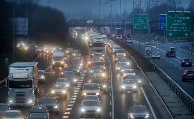 V prvih devetih mesecih leta se je promet na avtocestah v primerjavi z istim obdobjem lani povečal za 4,3 odstotka. FOTO: Blaž Samec/DElo