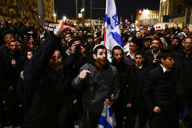 Po poročanju očividcev je med pohodom skrajno desničarskih izraelskih aktivistov v Jeruzalemu prišlo do spopadov s policijo. FOTO: John Macdougall/AFP