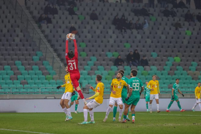 Bravov vratar Matija Orbanić je bil v mestnem derbiju previsoka ovira za zeleno-bele. FOTO: Črt Piksi/Delo