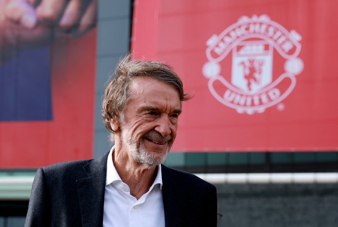 Sir Jim Ratcliffe pri 71 letih izpolnjuje otroške sanje, od majhnih nog navija za rdeče vrage, zdaj bo na Old Traffordu sedel v loži, rezervirani za lastnike. FOTO: Phil Noble/Reuters