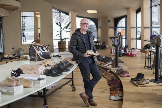 Štajerec Mario Herzog že skoraj tri desetletja ponosno stoji za luksuzno blagovno znamko unikatne obutve, ki jo je poimenoval po sebi in jo nosi tudi sam. FOTO: Leon Vidic