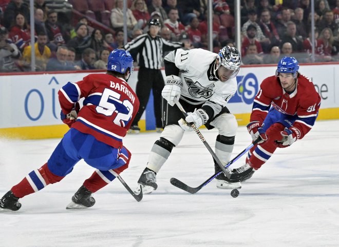 Tudi obkrožen s tekmeci je Anže Kopitar vselej našel rešitev. FOTO: Eric Bolte/Usa Today Sports Via Reuters Con