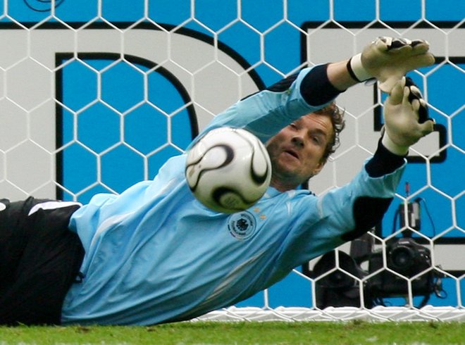 Jens Lehmann je takole ubranil strel Argentincu Cambiassu v berlinskem četrtfinalu mundiala 2006. FOTO: Thomas Bohlen/ Reuters