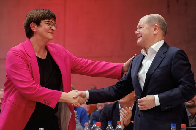 Sopredsedujoča SPD Saskia Esken in kancler Olaf Scholz bosta iskala pot iz proračunske krize, ki vse bolj postaja vladna kriza na kongresu stranke. FOTO: Odd Andersen/AFP