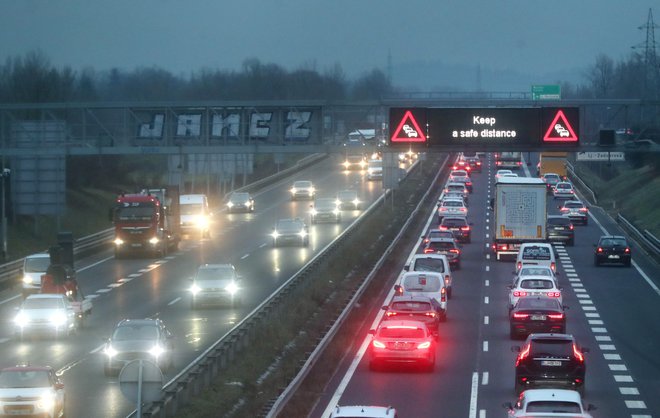 Promet je pri nas največji vir emisij in tega problema se moramo lotiti. FOTO: Blaž Samec/Delo