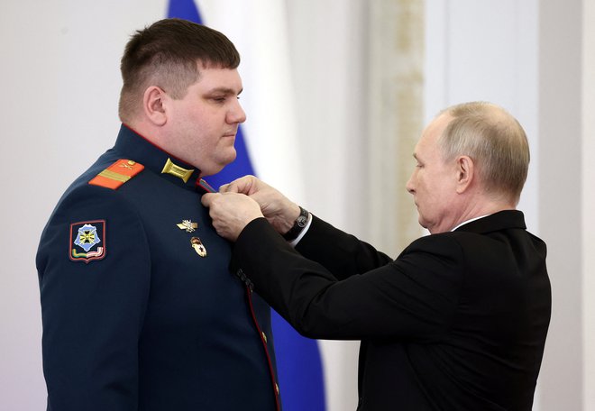 Ruski predsednik je novico sporočil po tem, ko je vojnim veteranom podelil najvišje rusko vojaško odlikovanje, zlato zvezdo Heroj Rusije FOTO: Sputnik/ Reuters