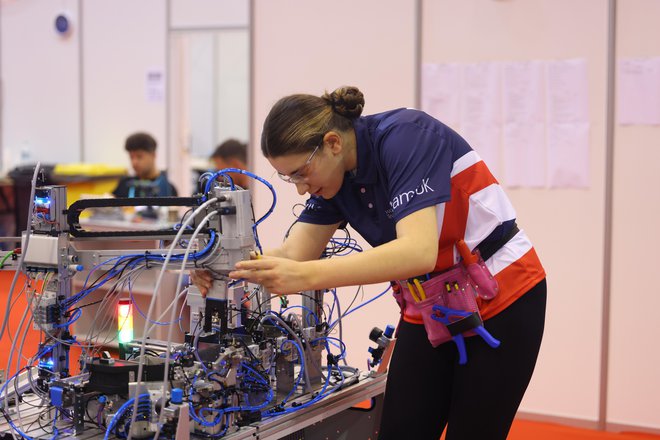 Tudi dekleta lahko blestijo v mehatroniki.
FOTO: Krzysztof Kuczyk/WorldSkills Europe 