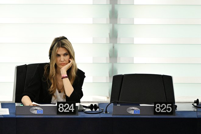 Eva Kaili, nekdanja podpredsednica evropskega parlamenta, zanika krivdo v korupcijski aferi in še naprej opravlja funkcijo evroposlanke. FOTO: Frederick Florin/AFP