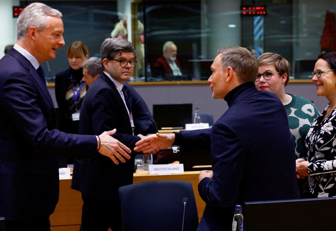 Nemški finančni minister Christian Lindner (levo) in njegov francoski kolega Bruno Le Maire bosta imela glavno besedo v končnici pogajanj o novih fiskalnih pravilih. FOTO: Yves Herman/Reuters