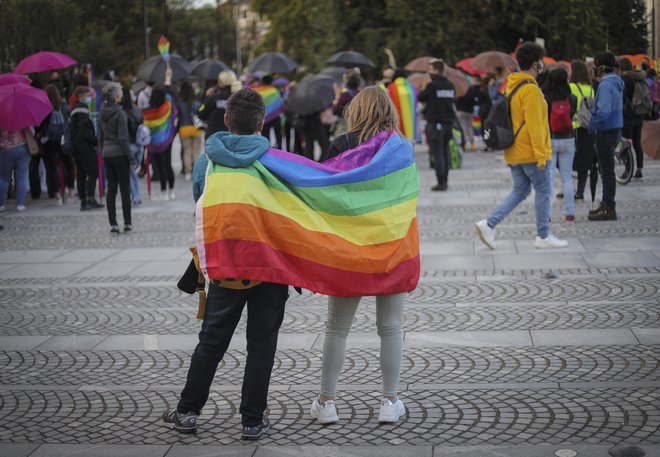 Začetek 39. festivala LGBT filma v Ljubljani je pospremil incident. Skupina mladih je iznad vhoda v Kinodvor strgala mavrično zastavo in jo zažgala. Fotografija je simbolična. FOTO: Jože Suhadolnik/Delo