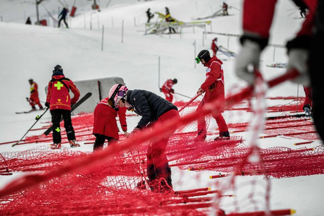 Najboljši smučarji so ostali tudi brez slaloma v Val d'Iseru. FOTO: Jeff Pachoud/AFP