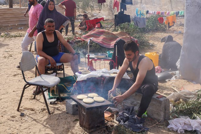 Izraelske sile so davi vdrle na jug Gaze, kamor se je več sto tisoč palestinskih civilistov zateklo v iskanju zavetja pred izraelskim bombardiranjem in spopadi med izraelskimi silami in palestinskim gibanjem Hamas. FOTO: Saleh Salem/Reuters