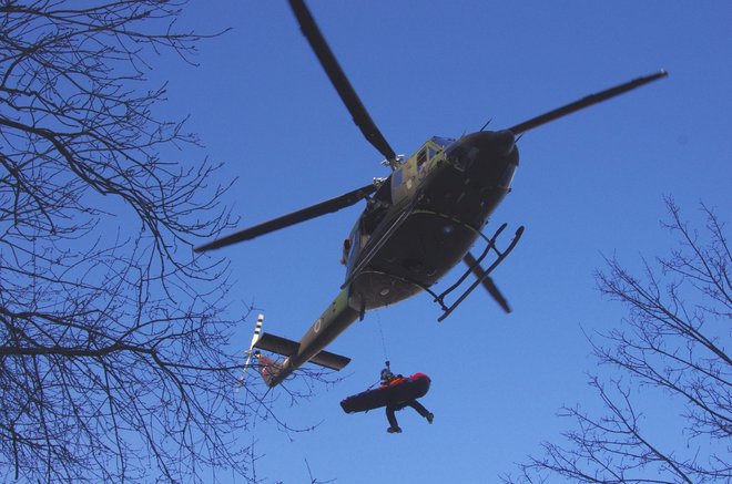 Na kraju so ju oskrbeli, nato pa z vitlom dvignili v helikopter in prepeljali v jeseniško bolnišnico (fotografija je simbolična). FOTO: Miljko Lesjak, GRS Tolmin