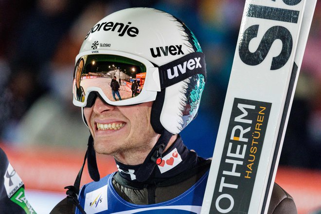 Anže Lanišek si je priskakal zelo dobro popotnico za Engelberg. FOTO: Jens Schlueter/AFP