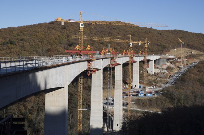 Viadukt Vinjan ima šest stebrov in dva opornika, razpon med stebri je tudi sto metrov. To je zahtevna konstrukcija, ki pa bo po zagotovilih projektanta Marjana Pipenbaherja zahtevala precej manj vzdrževanja. FOTO: Leon Vidic/Delo