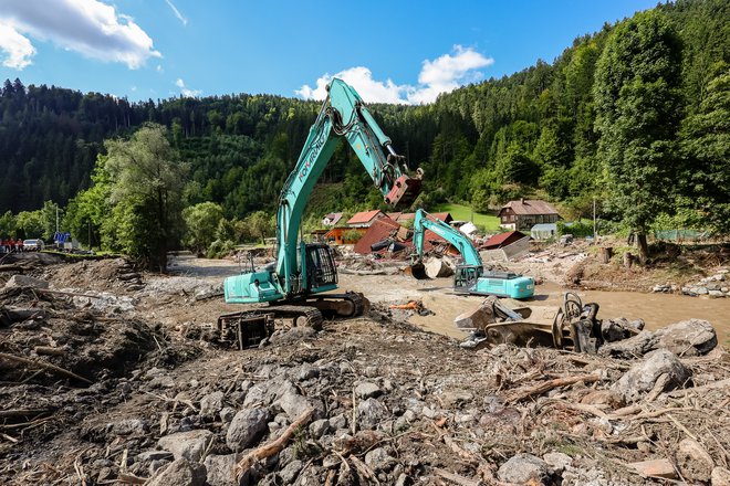 V poplavah v začetku avgusta je na območju Mežiške in Dravske doline zaradi poplavnega delovanja Meže in Drave naplavilo večje količine mulja. FOTO: Črt Piksi/Delo