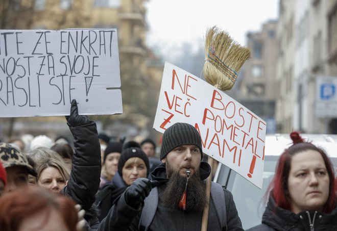 Del sindikatov javnega sektorja je prejšnji teden s protestom od vlade zahteval, naj izpolni svoje zaveze, tako za uskladitev plač kot za reformo sistema. Foto Jože Suhadolnik