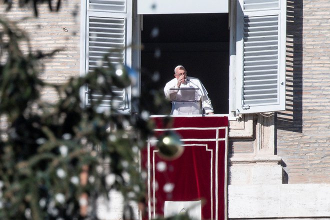 Okrašena božična smreka je že postavljena sredi Trga svetega Petra, papež pa je spet videti boljšega zdravja. FOTO: Reuters