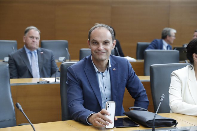 Anže Logar se je decembra povzpel na vrh barometra priljubljenosti politikov. Dosegel je tudi največjo rast ocene med vsemi uvrščenimi na lestvico. FOTO: Leon Vidic