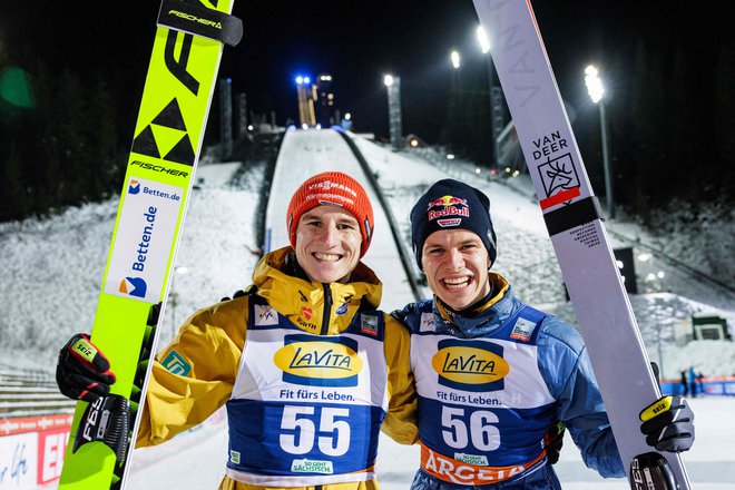 Nemec Karl Geiger (levo) je minuli konec tedna dobil obe tekmi na skakalnici v Klingenthalu, v nedeljo mu je družbo na zmagovalnem odru delal tretjeuvrščeni rojak Andreas Wellinger (desno). FOTO: Jens Schlueter/AFP