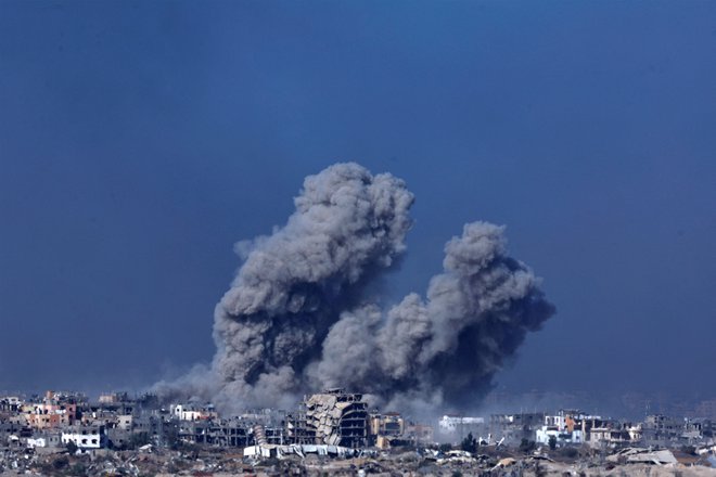 Iznad Gaze se je tudi včeraj, kot že več kot dva meseca, valil dim. FOTO: Clodagh Kilcoyne/Reuters