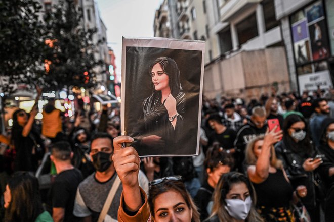 Smrt Mahse Amini je sprožila večmesečne množične proteste v islamski republiki pod sloganom »Ženske, življenje, svoboda«. FOTO: Ozan Kose/AFP