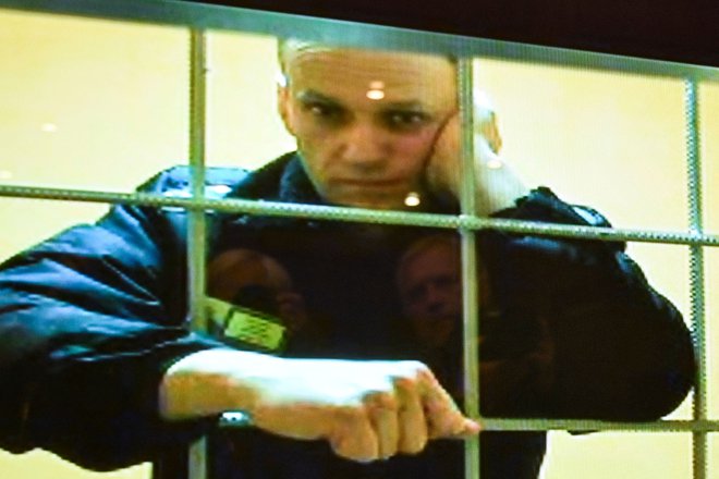 Vodja ruske opozicije Aleksej Navalni je maja virtualno prisostvoval zaslišanju v zvezi z njegovo pritožbo na dolgoletno zaporno kazen, ki so mu jo izrekli marca. FOTO: Alexander Nemenov/AFP