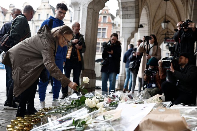 Pred slabima dvema mesecema so radikalizirani mladi umorili dva učitelja v Arrasu. Učitelji so še vedno v šoku. FOTO: Sameer Al-doumy/AFP