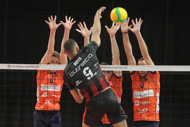 Odbojkarji ACH Volleyja (v oranžnem) bodo dobili novo priložnost za zmago v tej sezoni lige prvakov. FOTO: Voranc Vogel