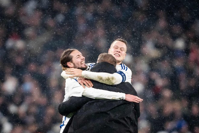 Trener Jacob Neestrup se je z nogometaši veselil uvrstitve v osmino finala. FOTO: Claus Rasmussen/AFP