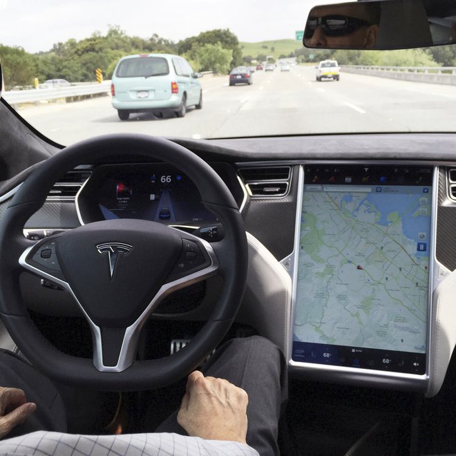 Tesla mora v ZDA popraviti programsko opremo v dveh milijonih avtomobilov. FOTO: Alexandria Sage/Reuters