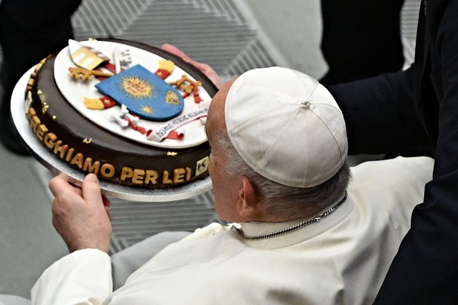 Papež na včerajšnji splošni tedenski avdienci v Vatikanu. Nemški slaščičar mu je prinesel torto, 87. rojstni dan bo praznoval v nedeljo. FOTO: Andreas Solaro/AFP
