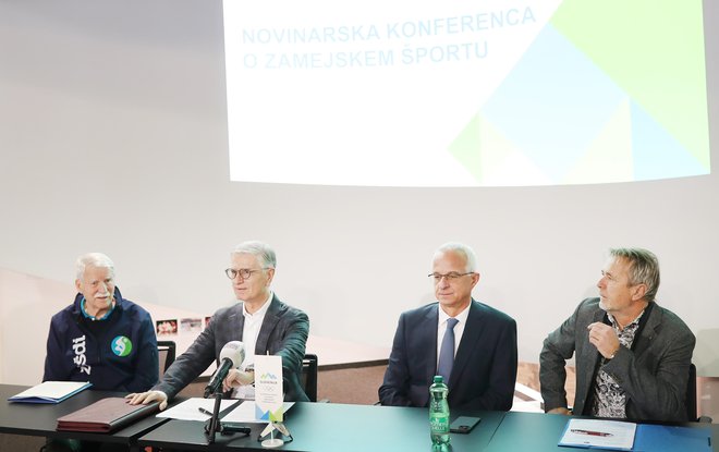 Ivan Peterlin, predsednik komisije za zamejski šport OKS, Franjo Bobinac, predsednik OKS, Miran Kos, nekdanji predsednk Plavalne zveze Slovenije, in Marijan Velik, predsednik Slovenske športne zveze v Avstriji..FOTO: Blaž Samec/Delo