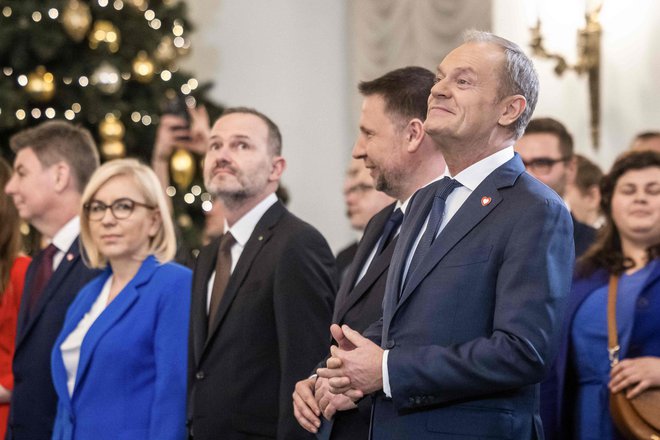 V novi poljski vladi poleg premiera sedi 26 ministrov. FOTO:  Wojtek Radwanski/Afp