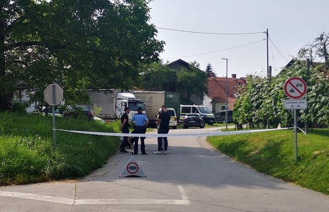 Deček je bil v zaprtem avtu verjetno najmanj dve uri. FOTO: Mojca Marot/Slovenske novice