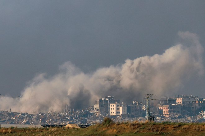 Izraelska vojska je sporočila, da je v zadnjih 24 urah na območju Gaze izvedla 250 zračnih napadov. FOTO: Menahem Kahana/AFP