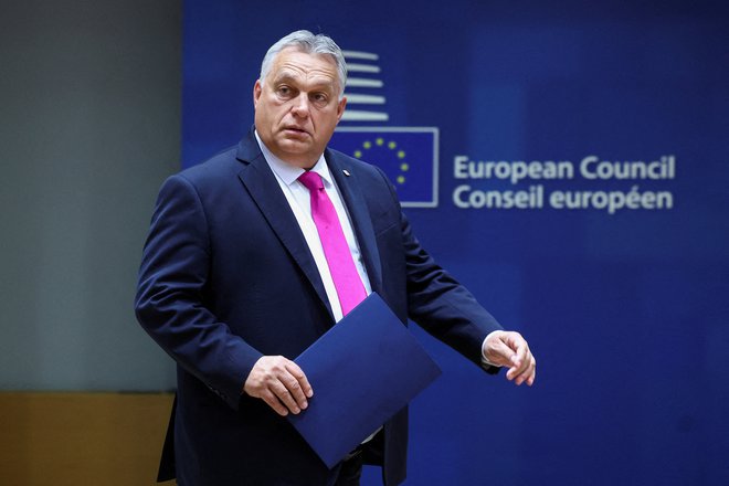 Glavno vprašanje pred današnjim vrhom EU je, ali bo madžarski premier Viktor Orbán na koncu le popustil in omogočil začetek pristopnih pogajanj s Kijevom. FOTO: Yves Herman/Reuters