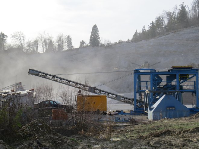 Iz kamnoloma Smolevec se bo še močno prašilo. FOTO: Bojan Rajšek/Delo