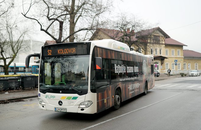 Med glavno in šišensko železniško postajo je vzpostavljena začasna avtobusna proga SŽ Kolodvor–SŽ Šiška. FOTO: Blaž Samec/Delo