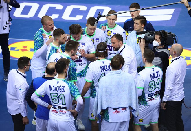 IHF Handball World Championship - Main Round - Montenegro v Slovenia - Tauron Arena, Krakow, Poland - January 22, 2023 Slovenia coach Uros Zorman speaks with his players after the match REUTERS/Kacper Pempel Foto Kacper Pempel Reuters