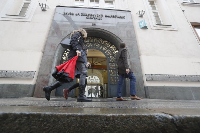 Na Zavodu za zdravstveno zavarovanje Slovenije pravijo, da so zaradi pozno sprejetih predpisov, skupaj z drugimi deležniki, v časovni stiski. FOTO: Leon Vidic/DELO