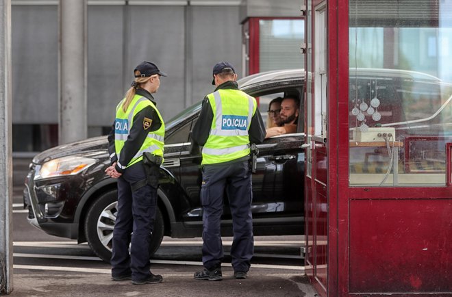 Po navedbah ministrstva je mejni nadzor pomemben ukrep za zagotavljanje notranje varnosti, zato ga je smiselno nadaljevati tudi v prihodnje. FOTO: Blaž Samec/Delo