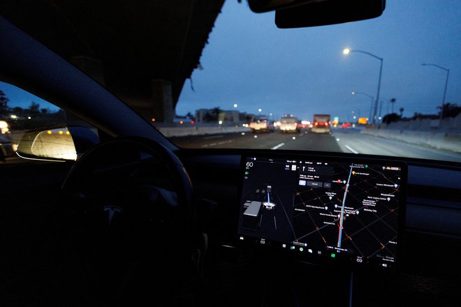Programska oprema sistema polsamodejne vožnje bo morala voznike bolj opozarjati, da bodo tudi ob uporabi sistema sami nadzorovali delovanje vozila in res držali roki na volanu. Foto Mike Blake/Reuters