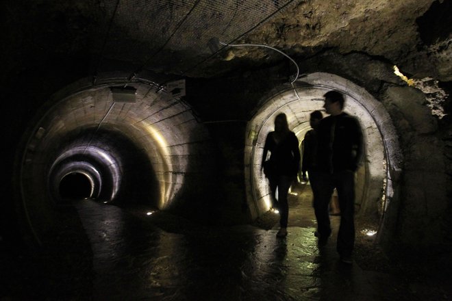 V starih rovih pod Kranjem je še posebej živahno za noč čarovnic in martinovo, poleti pa so idealno zatočišče pred pripeko. FOTO: Leon Vidic/Delo