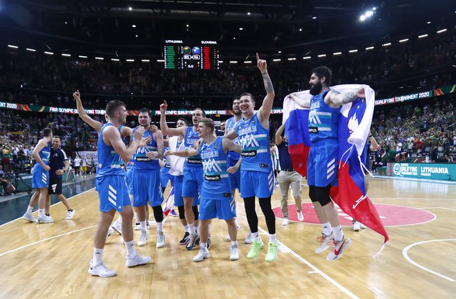 Po zgodovinski uvrstitvi košarkarske reprezentance na njene prve olimpijske igre v Tokiu bodo Luka Dončić in drugi košarkarji odpotovali v Pariz. FOTO: Ints Kalnins/Reuters