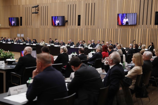 Namen letošnjega diplomatskega posveta je strniti vrste pred ključnim zunanjepolitičnim izzivom desetletja. FOTO: Leon Vidic/Delo