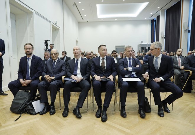 Guverner Banke Slovenije Boštjan Vasle (desno) in njegovi kolegi Boris Vujčić (Hrvaška), Peter Kažimir (Slovaška), Madis Müller (Estonija), Edward Scicluna (Malta) in Gediminas Šimkus (Litva). Foto Jože Suhadolnik/delo