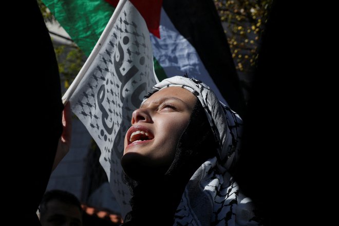 Prizor s protesta v Amanu, glavnem mestu Jordanije, na katerem so udeleženci izrazili svojo podporo Palestincem v Gazi. FOTO: Alaa Al Sukhni/Reuters