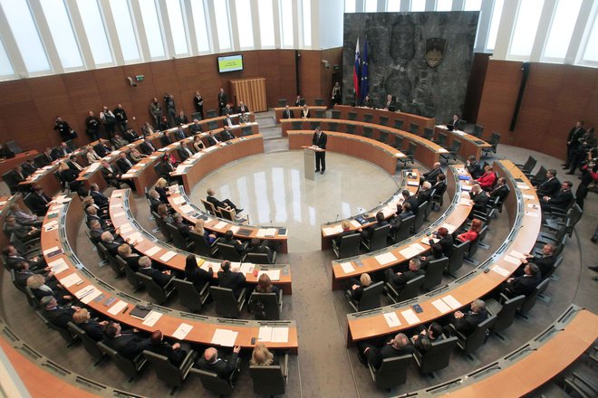 Zadnje tedne iztekajočega se leta je težko ubežati informacijam o interventnem zakonu v zdravstvu. FOTO: Leon Vidic//Delo